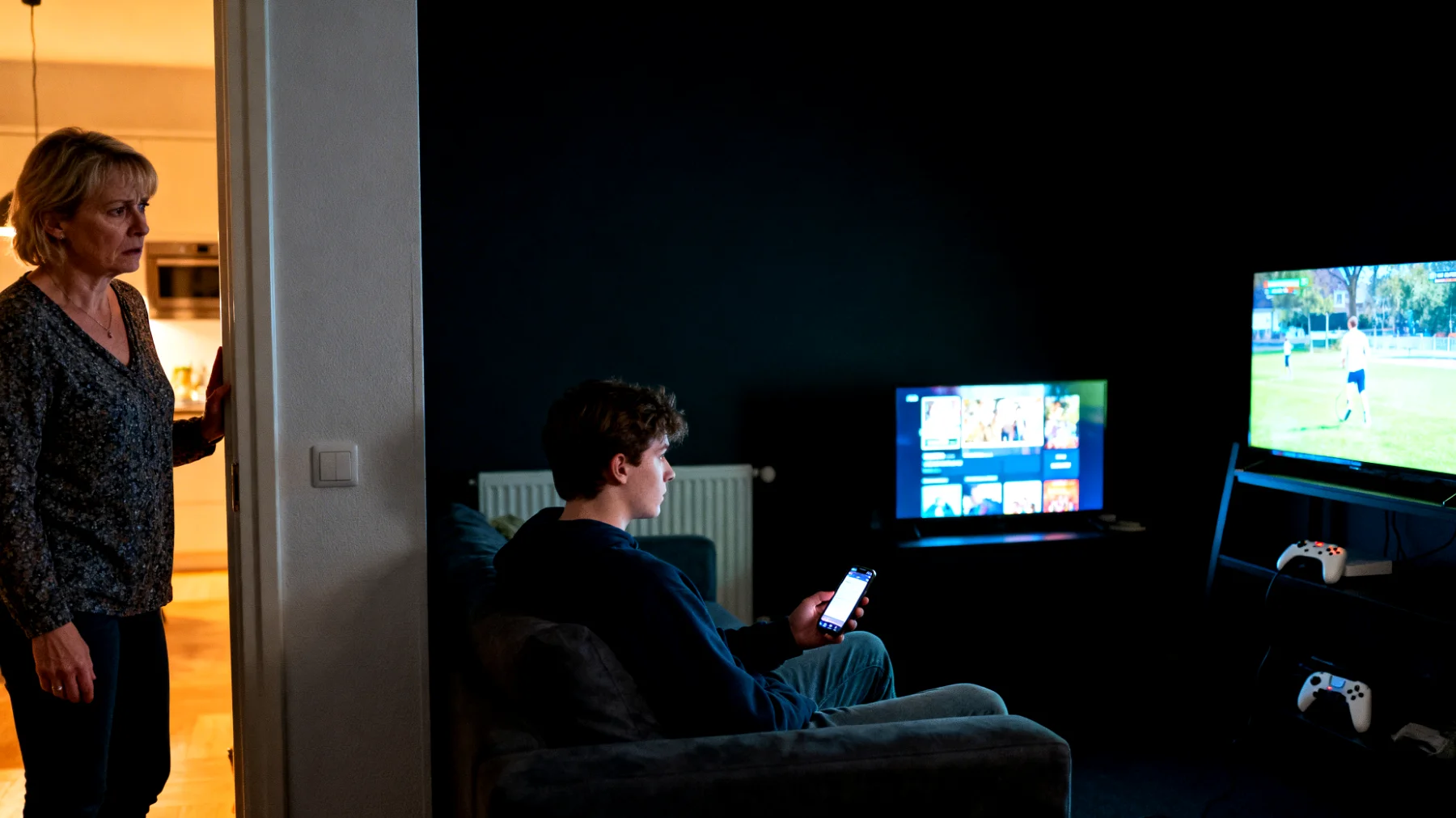 Moeder worstelt met het overmatige gebruik van smartphone, tv en videogames door haar jongvolwassen kind, wat leidt tot zorgen over zijn/haar ontwikkeling, sociale leven en toekomstperspectief"